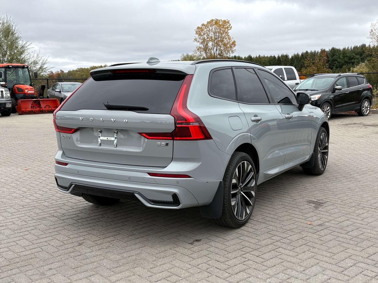 2026 Volvo XC60 B5 AWD Ultra Dark Theme   Nav.   Pano Roof   HUD Photo4