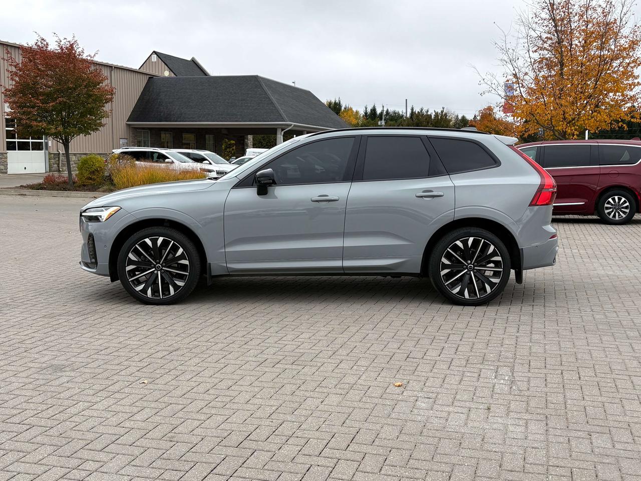 2026 Volvo XC60 B5 AWD Ultra Dark Theme   Nav.   Pano Roof   HUD Photo