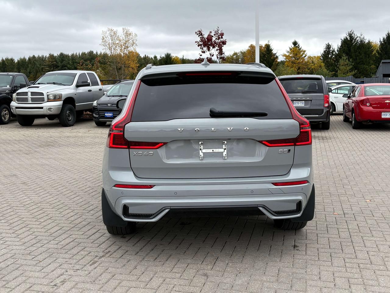 2026 Volvo XC60 B5 AWD Ultra Dark Theme   Nav.   Pano Roof   HUD Photo