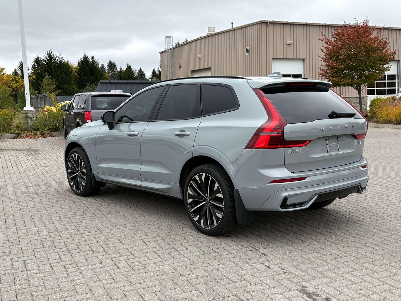 2026 Volvo XC60 B5 AWD Ultra Dark Theme   Nav.   Pano Roof   HUD Photo