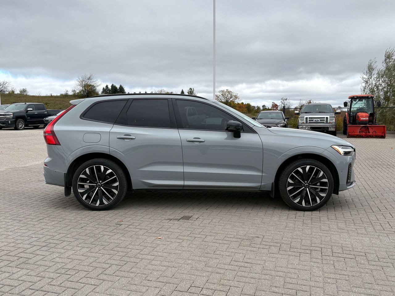2026 Volvo XC60 B5 AWD Ultra Dark Theme   Nav.   Pano Roof   HUD Photo