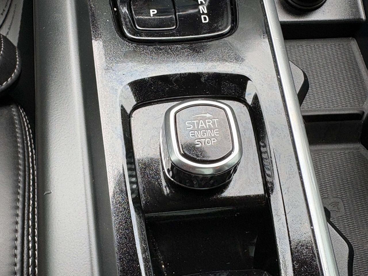 2026 Volvo XC60 B5 AWD Ultra Dark Theme   Nav.   Pano Roof   HUD Photo