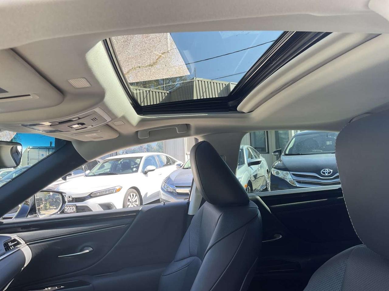 2020 Lexus ES 300 Premium - LEATHER! NAV! BACK-UP CAM! BSM! SAFETY SENSE! Photo