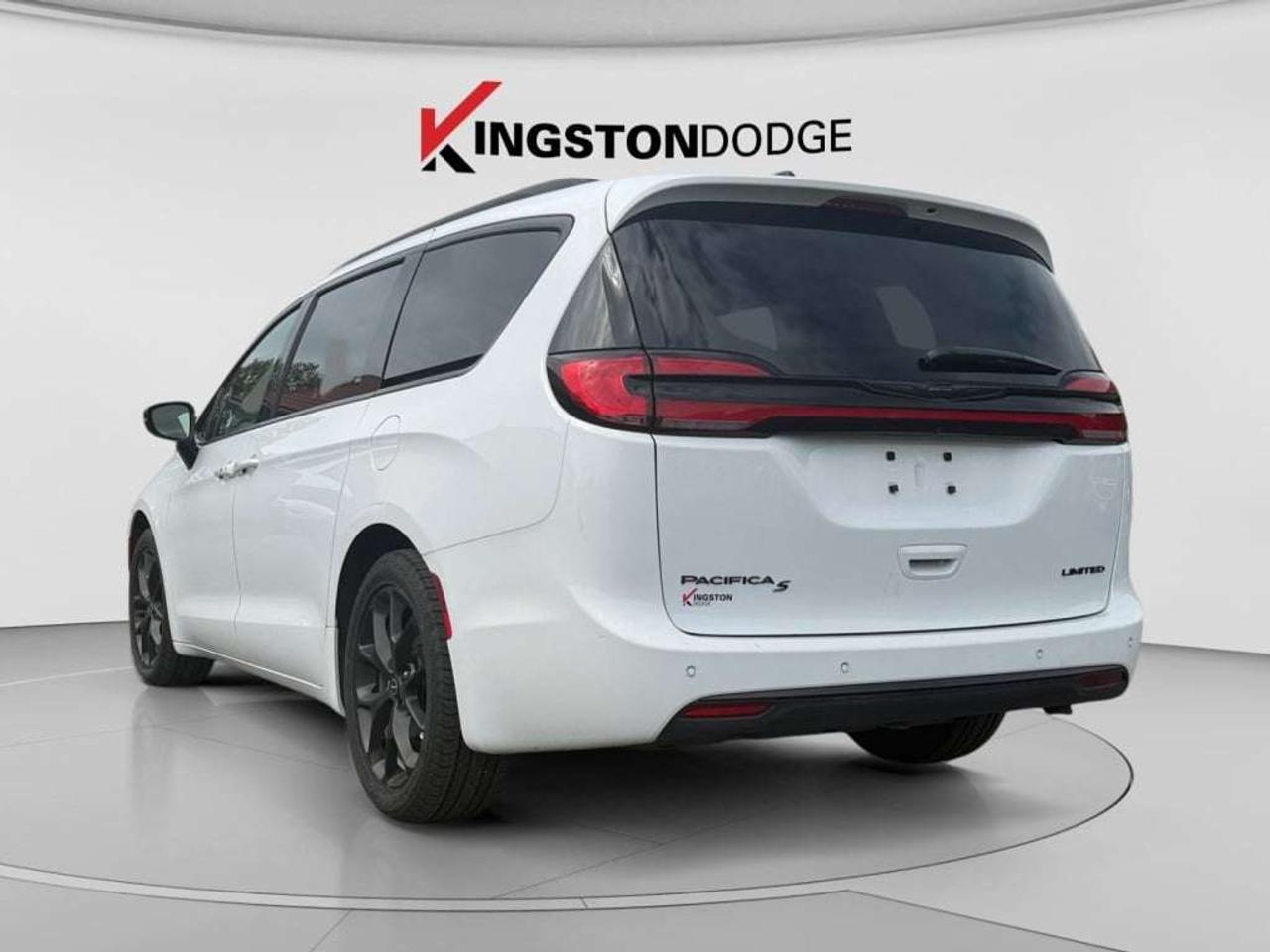 2025 Chrysler Pacifica Limited   Service Loaner Vehicle Photo2