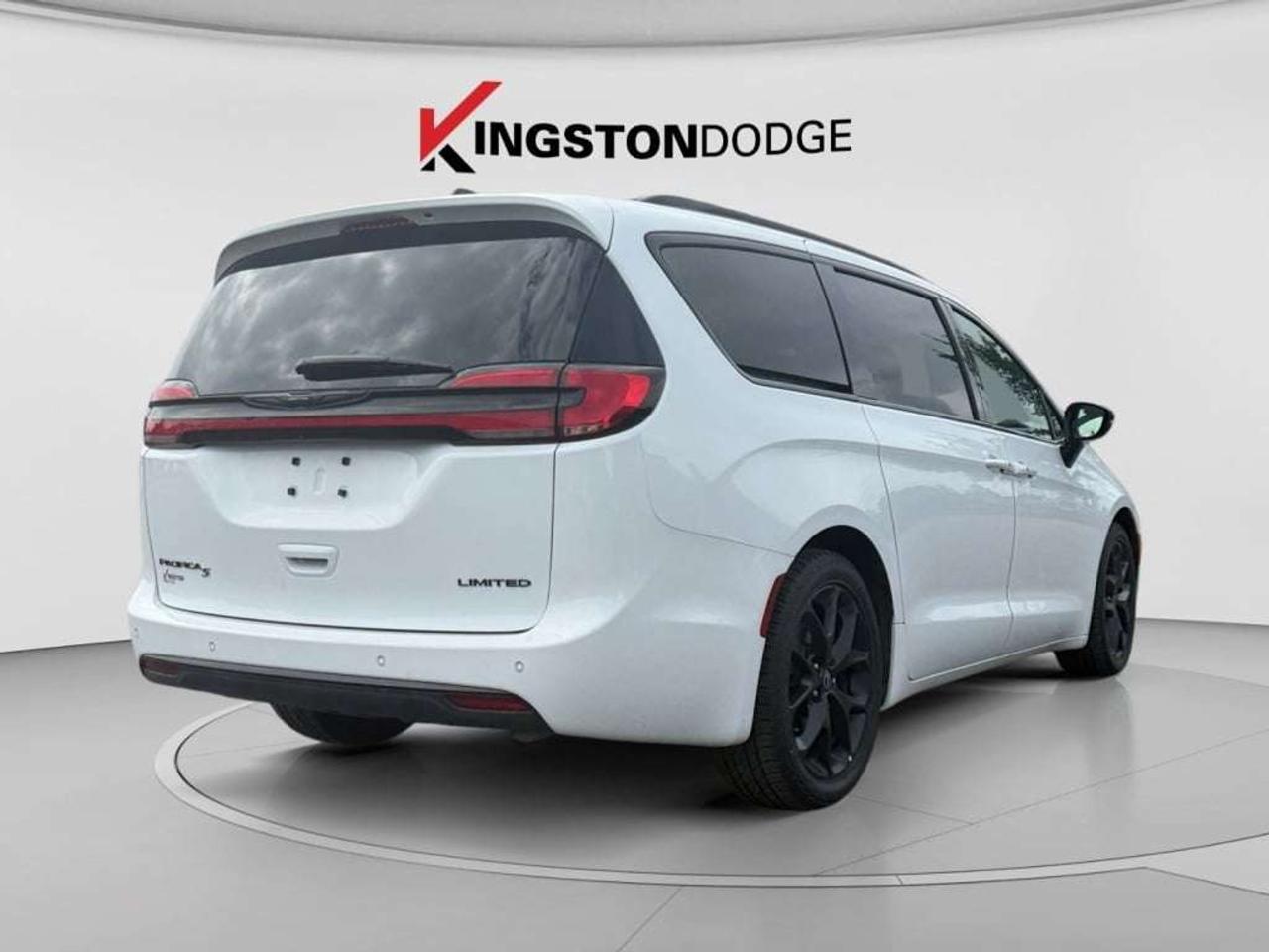 2025 Chrysler Pacifica Limited   Service Loaner Vehicle Photo4