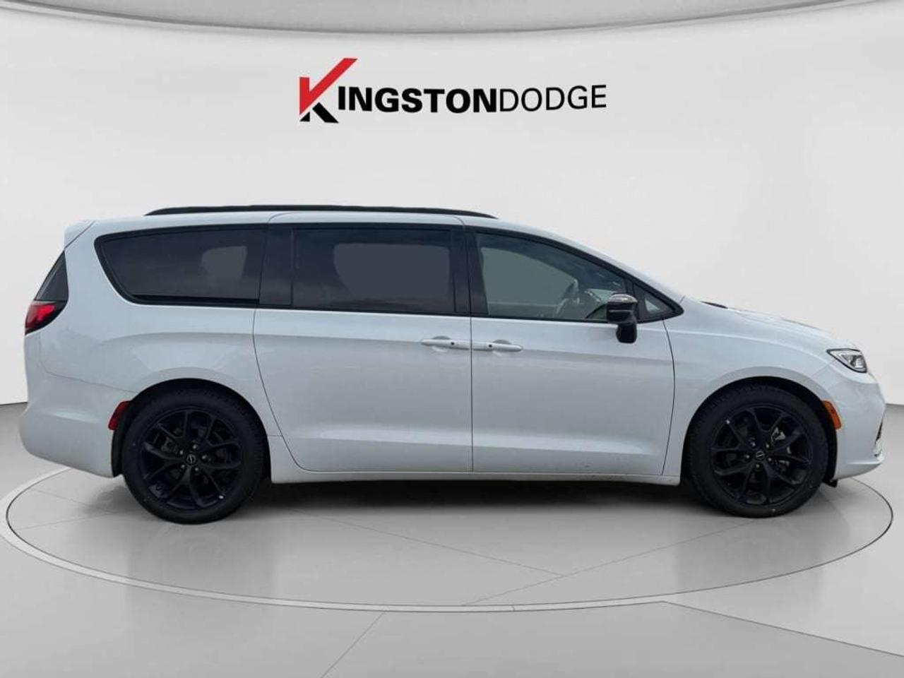 2025 Chrysler Pacifica Limited   Service Loaner Vehicle Photo