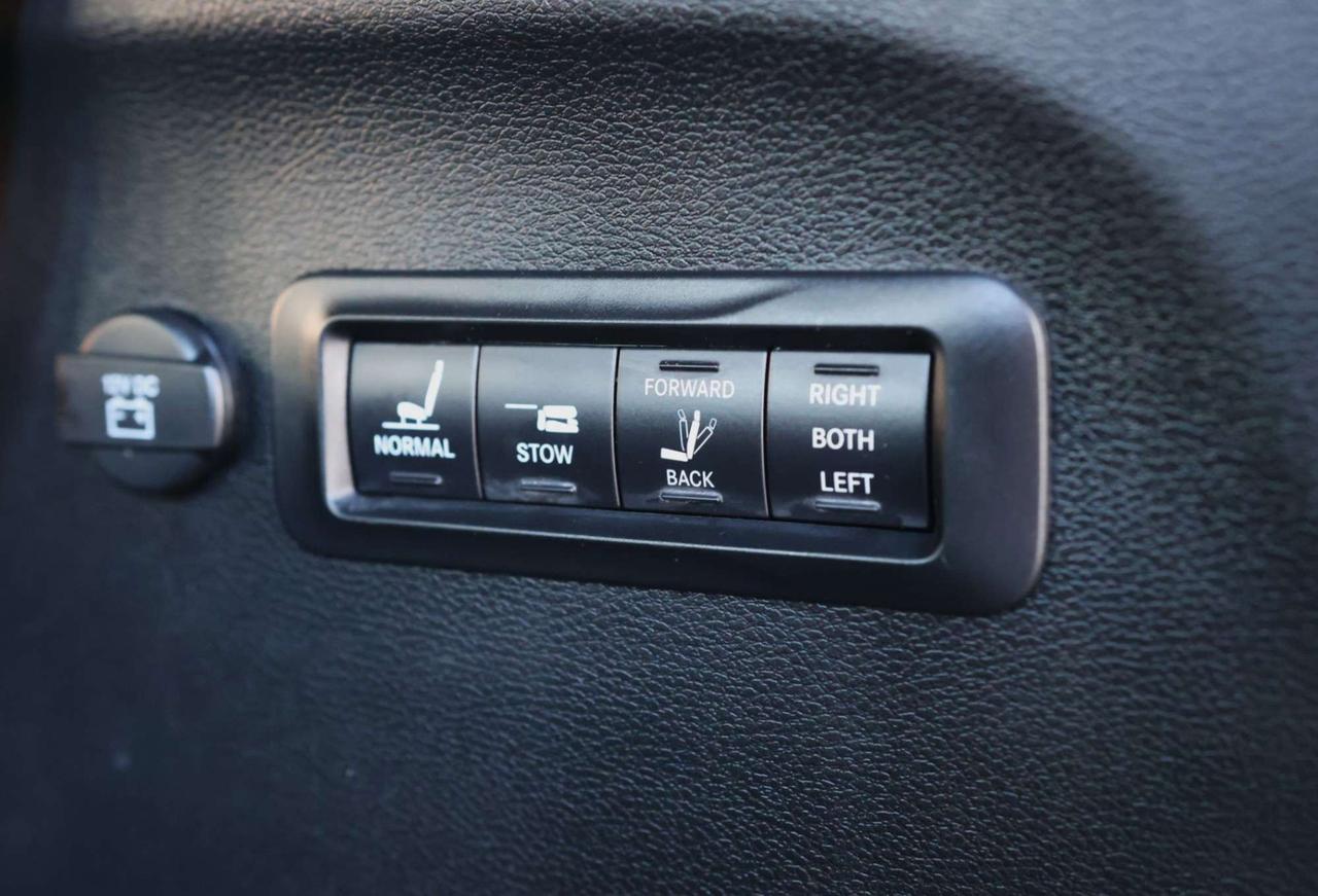 2018 Chrysler Pacifica LIMITED-7PASS-DVD-R STARTER/NAV/360CAM/ADAPT CRUISE/BLIS/FCW/LDW/LEATHER/H & V SEATS/KEYLESS/CARPLAY/PANOROOF Photo