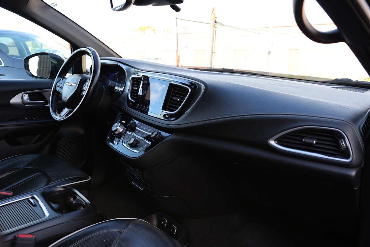 2018 Chrysler Pacifica LIMITED-7PASS-DVD-R STARTER/NAV/360CAM/ADAPT CRUISE/BLIS/FCW/LDW/LEATHER/H & V SEATS/KEYLESS/CARPLAY/PANOROOF Photo