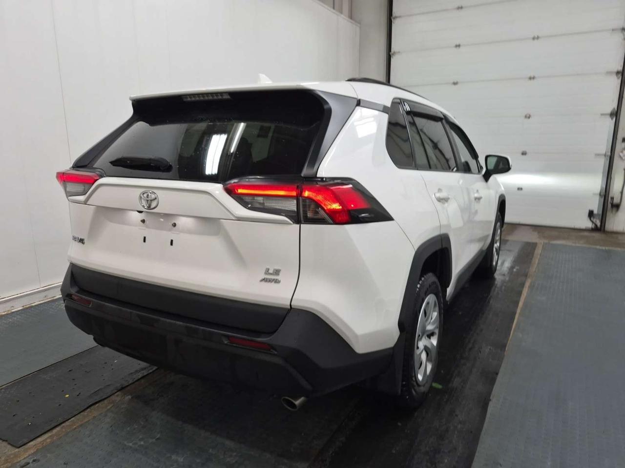 2021 Toyota RAV4 LE AWD Photo3