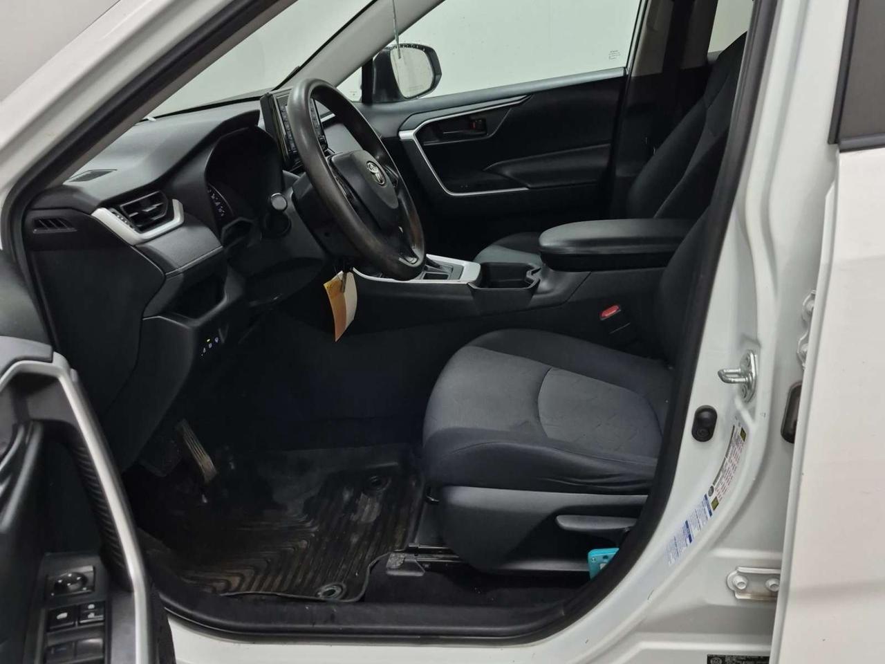2021 Toyota RAV4 LE AWD Photo2