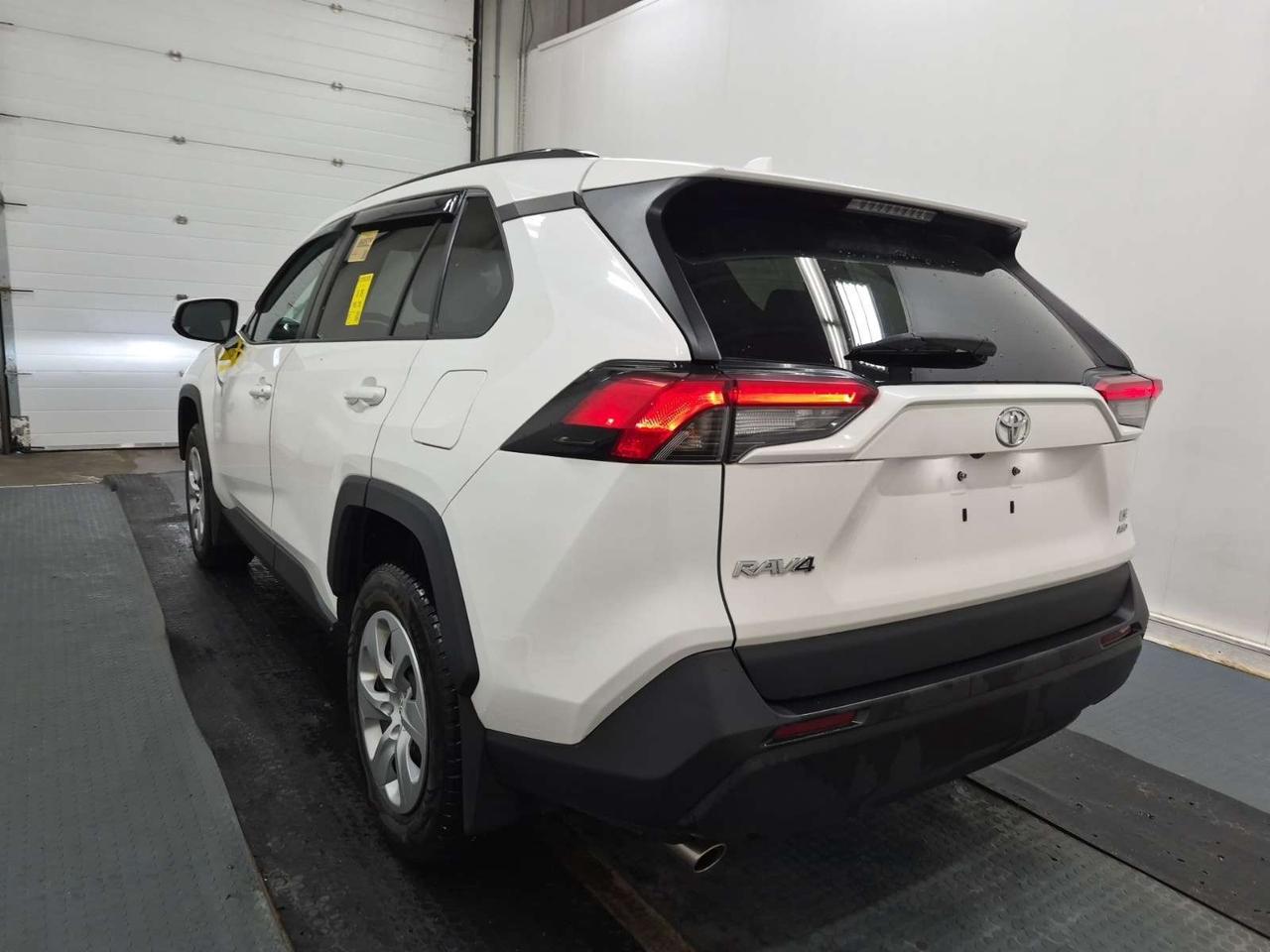 2021 Toyota RAV4 LE AWD Photo4