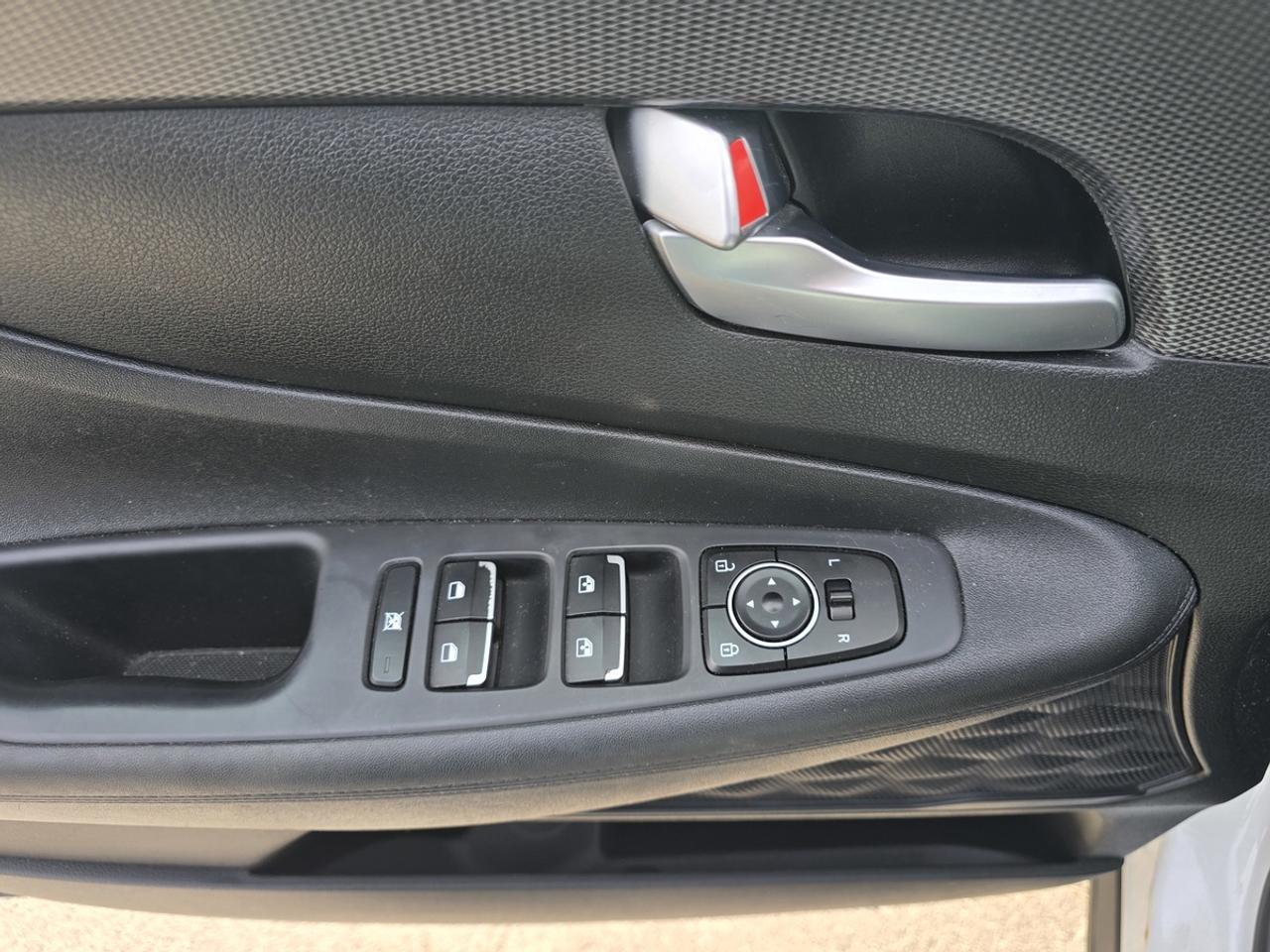 2019 Hyundai Santa Fe SE Photo