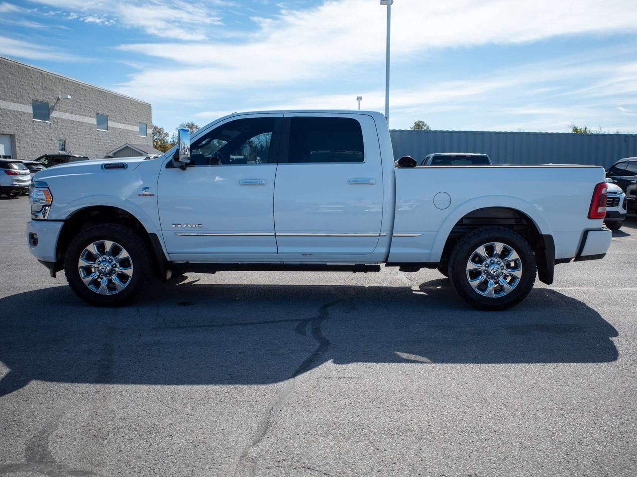 2022 RAM 2500 Limited - Retractable Running Boards   Tow Hooks Photo4