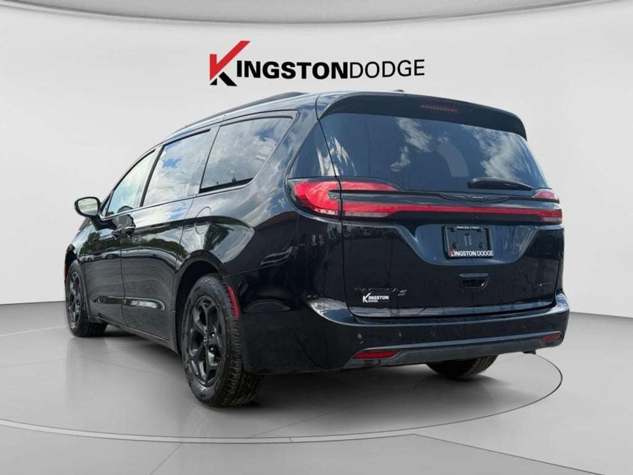 2025 Chrysler Pacifica Limited   Service Loaner Vehicle Photo