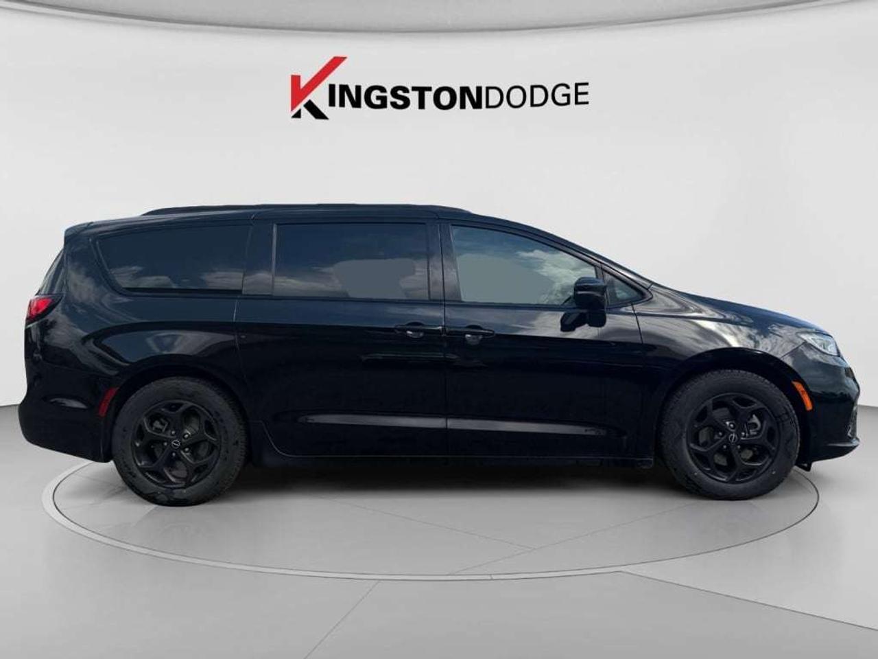 2025 Chrysler Pacifica Limited   Service Loaner Vehicle Photo