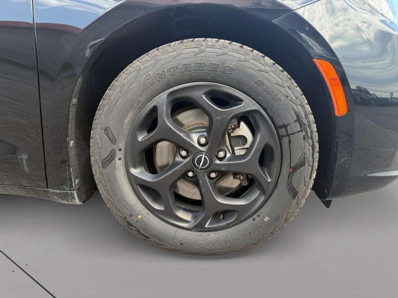 2025 Chrysler Pacifica Limited   Service Loaner Vehicle Photo