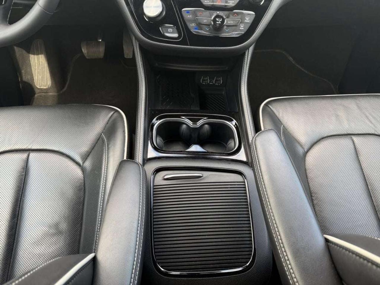 2025 Chrysler Pacifica Limited   Service Loaner Vehicle Photo