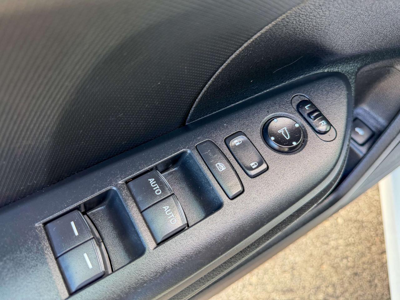 2017 Honda Civic LX   LOW KM   ECON   CAMERA   APPLE CARPLAY Photo