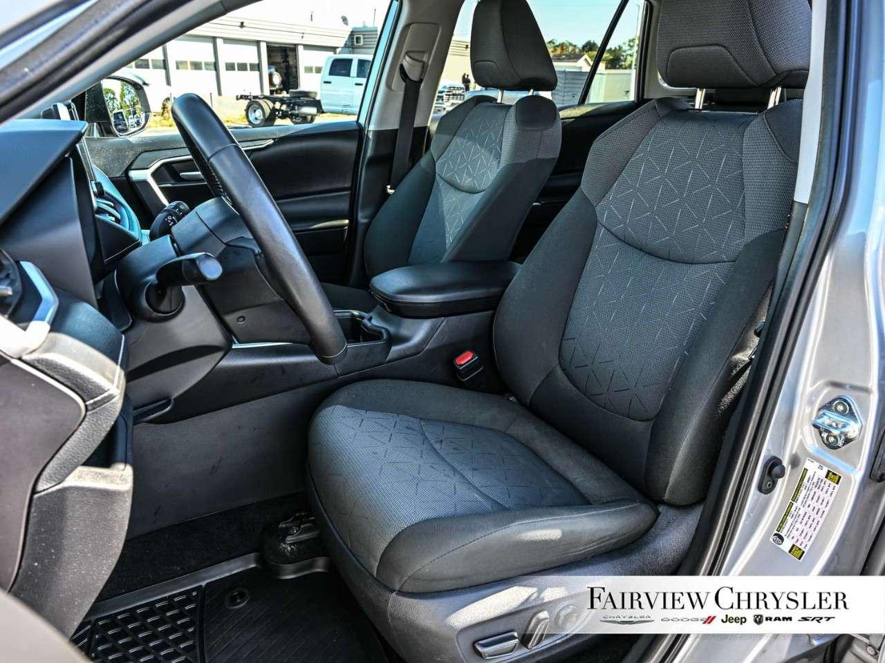 2025 Toyota RAV4 Hybrid XLE AWD HYBRID   SUNROOF   BLIND SPOT   HEATED SEATS   CARPLAY   POWER TAILGATE Photo