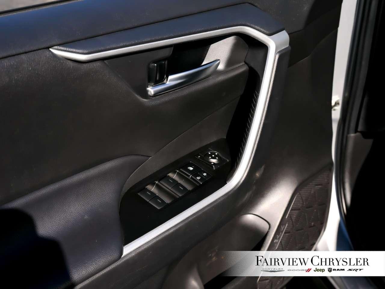 2025 Toyota RAV4 Hybrid XLE AWD HYBRID   SUNROOF   BLIND SPOT   HEATED SEATS   CARPLAY   POWER TAILGATE Photo