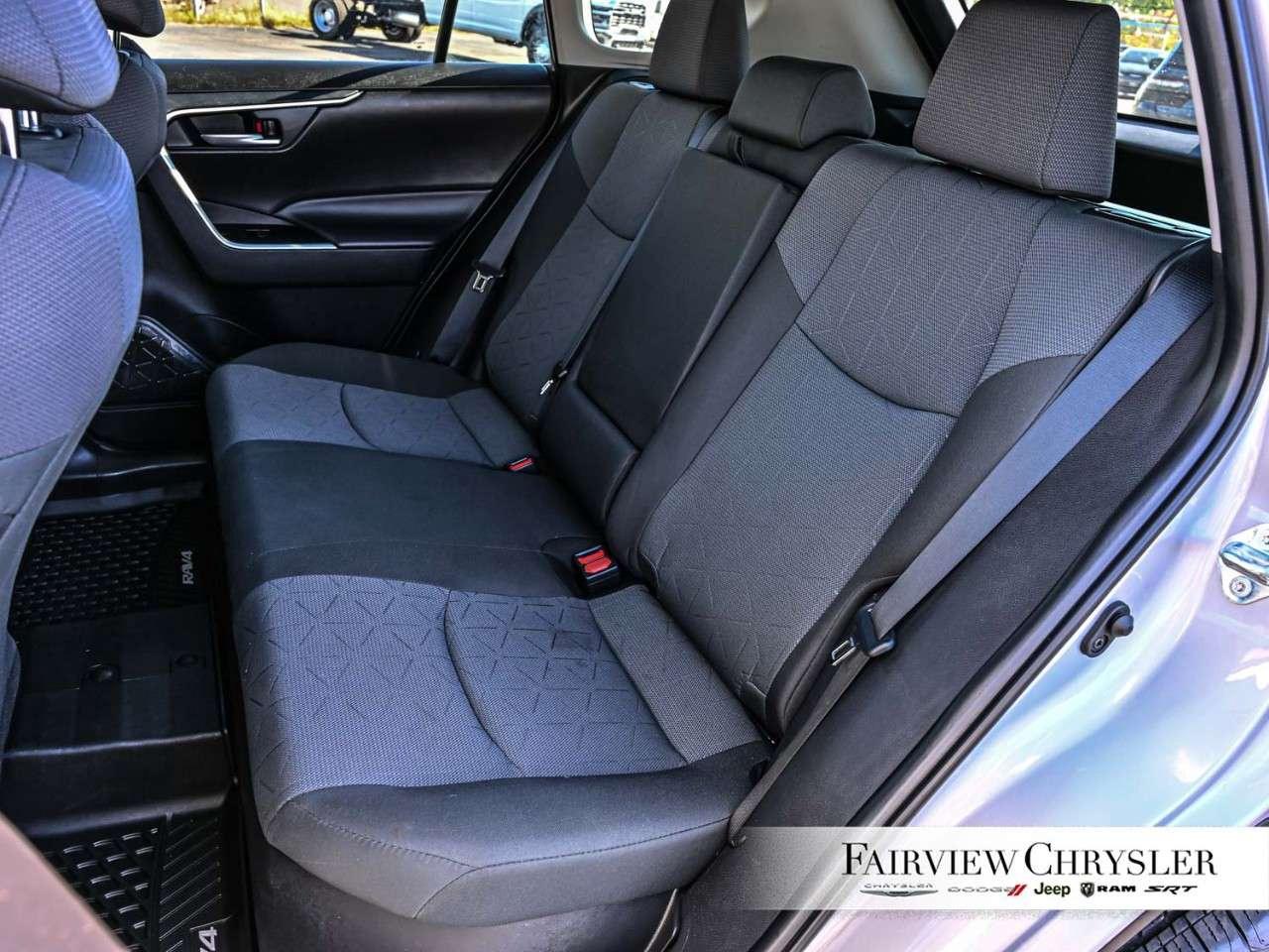 2025 Toyota RAV4 Hybrid XLE AWD HYBRID   SUNROOF   BLIND SPOT   HEATED SEATS   CARPLAY   POWER TAILGATE Photo