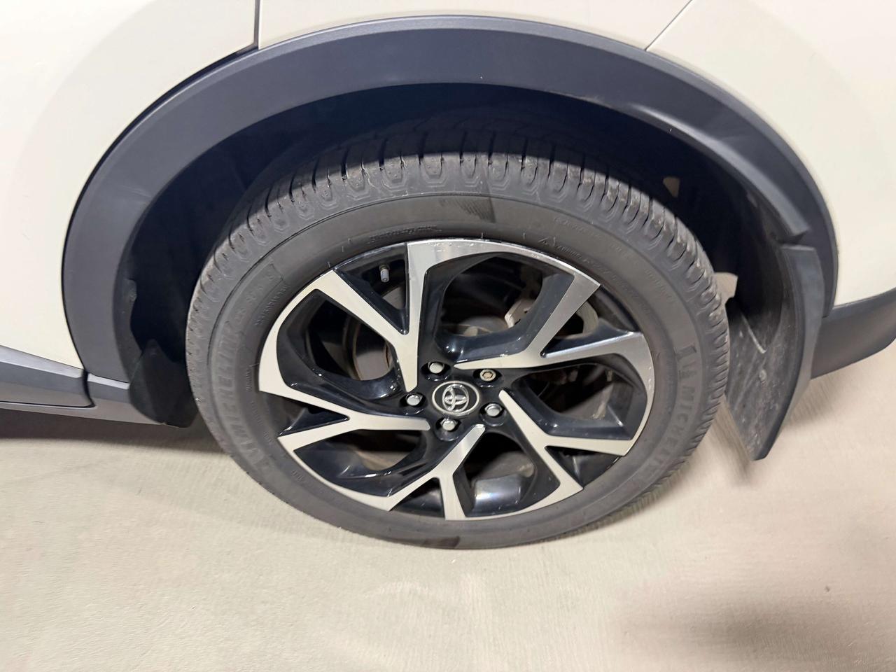 2019 Toyota C-HR XLE 4 CYL APPLE CAR PLAY SERVICED @ TOYOTA Photo