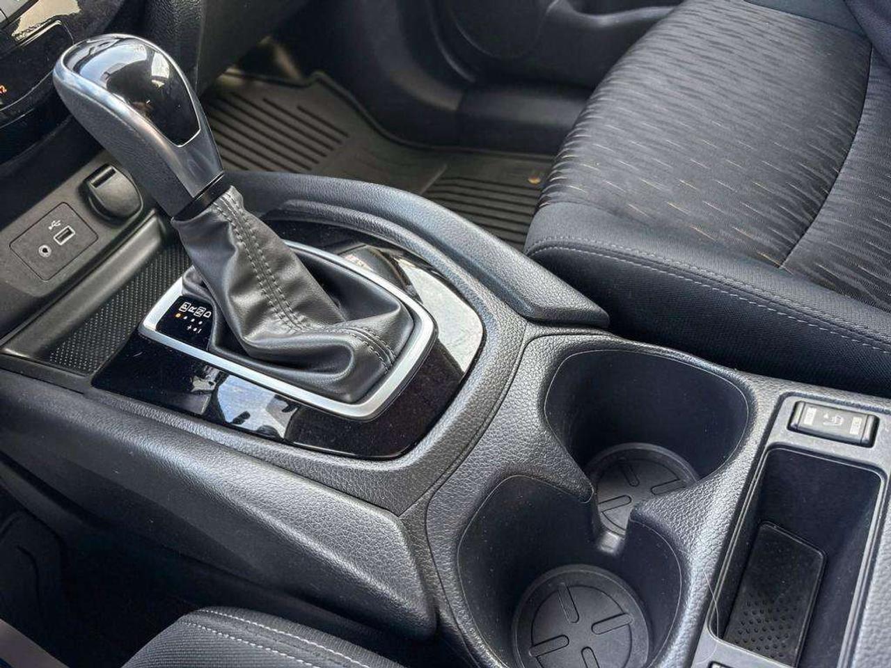 2018 Nissan Rogue SV AWD   Heated Seats   Android Auto   Apple Car Play Photo