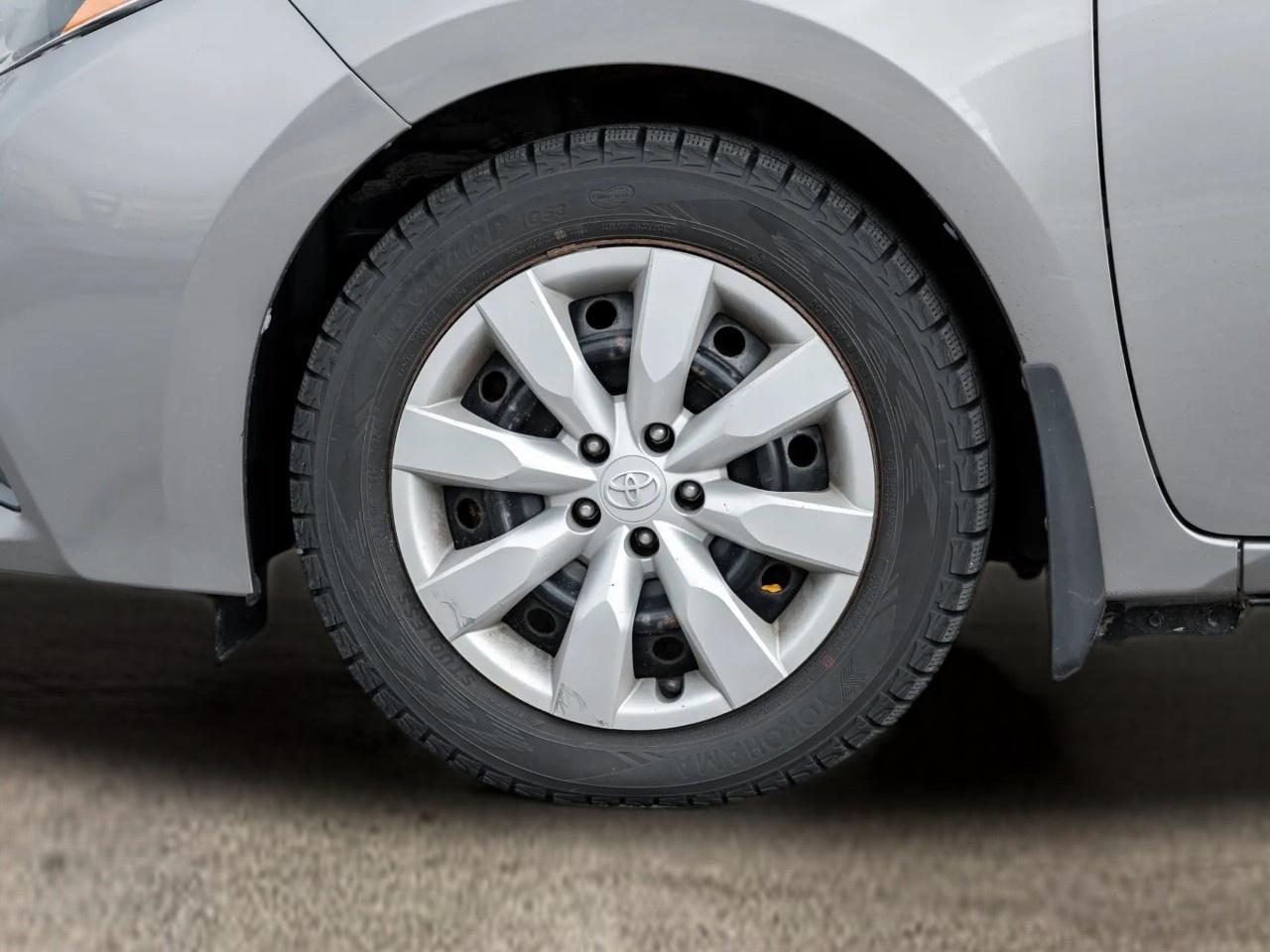 2016 Toyota Corolla 4dr Sdn CVT LE Photo3