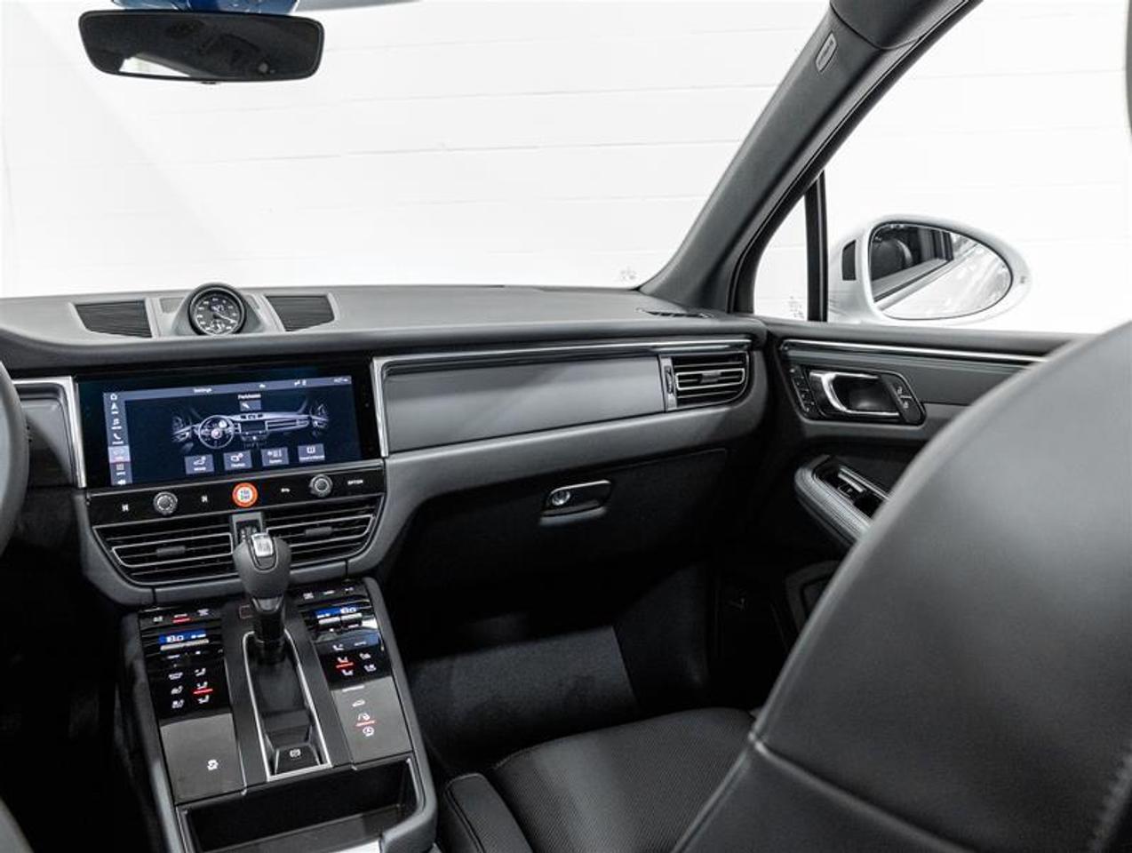 2026 Porsche Macan  Photo