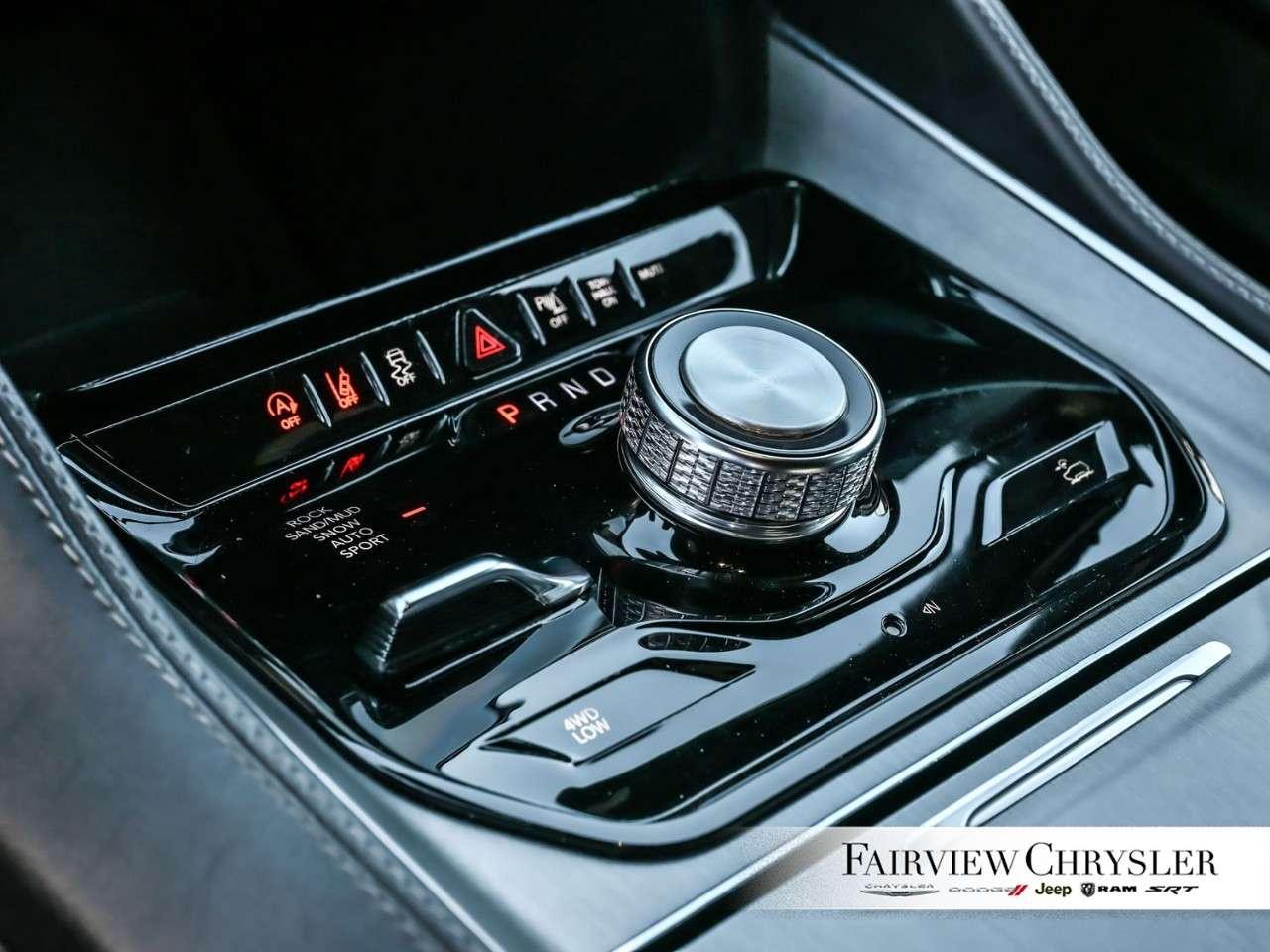 2024 Jeep Wagoneer Series II Carbide 4x4 PANO ROOF   LEATHER   CARBIDE   BLIND SPOT   8 PASSANGER   3.92 REAR AXLE   TOW PKG Photo