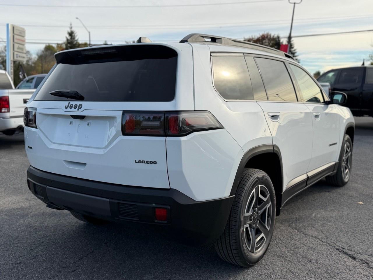 2026 Jeep Cherokee LAREDO 4x4 Photo4