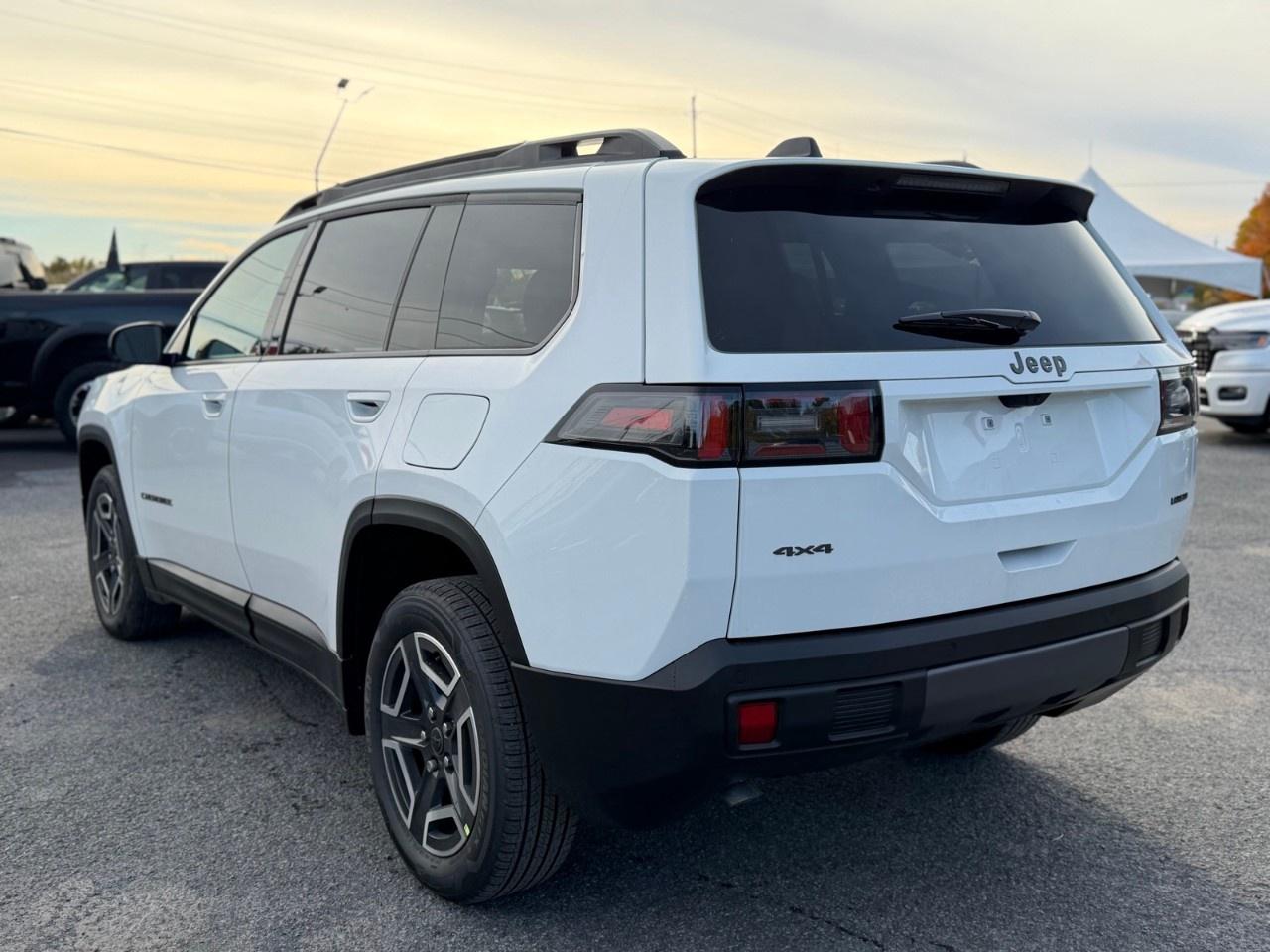 2026 Jeep Cherokee LAREDO 4x4 Photo2