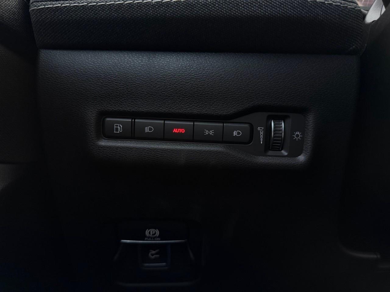 2026 Jeep Cherokee LAREDO 4x4 Photo