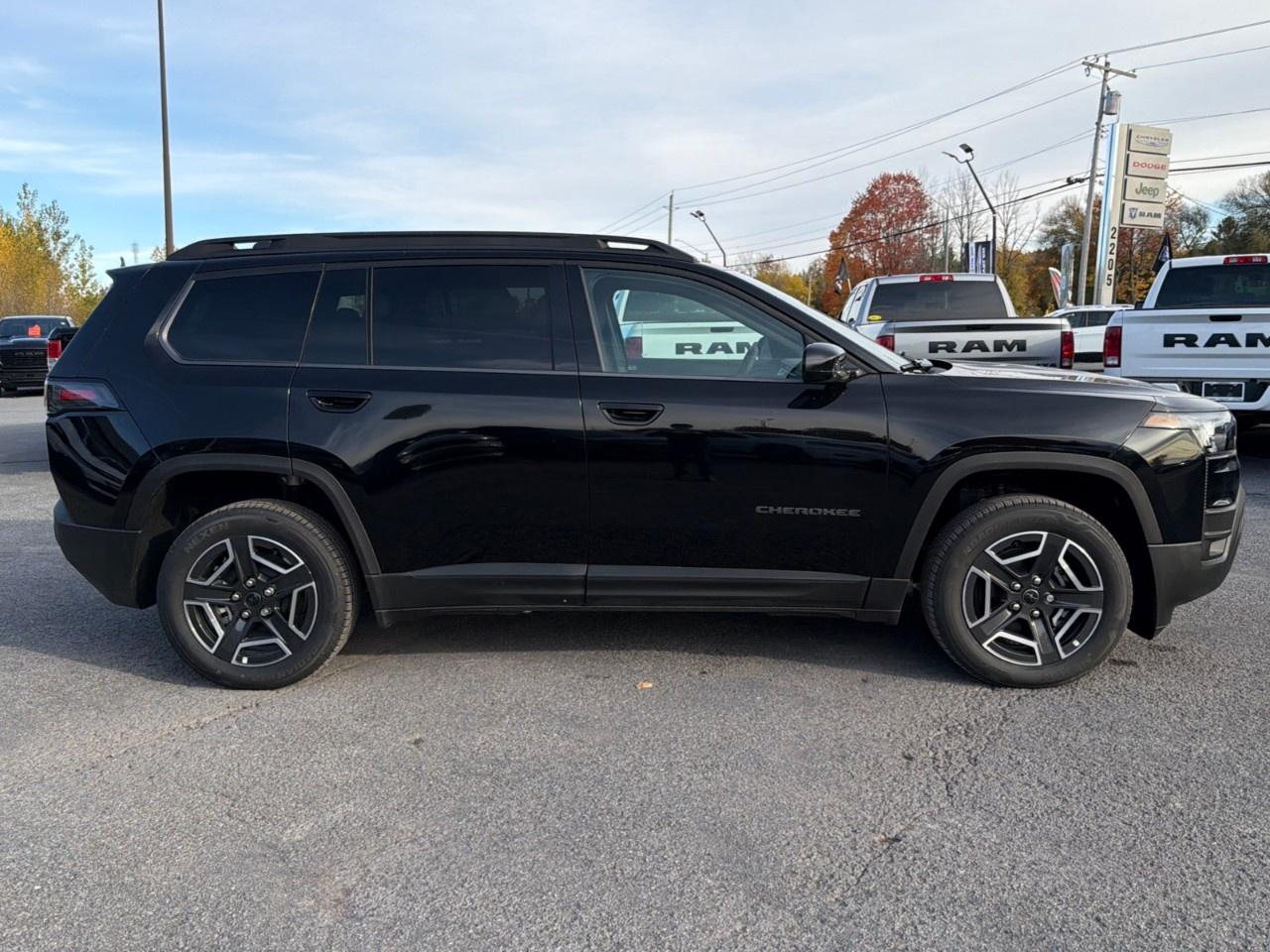 2026 Jeep Cherokee LAREDO 4x4 Photo