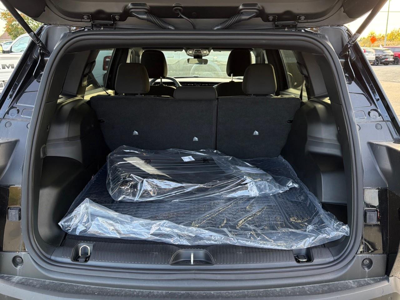 2026 Jeep Cherokee LAREDO 4x4 Photo