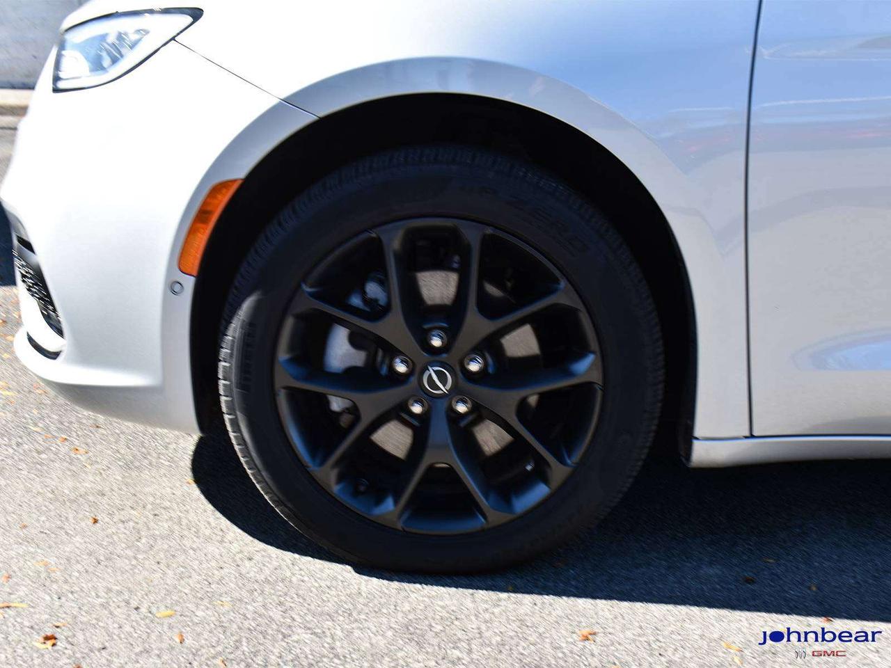 2026 Chrysler Pacifica Limited Photo