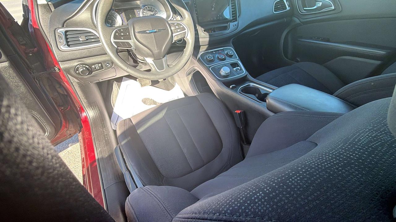2015 Chrysler 200 LX CALL NAPANEE 613-354-2100 Photo