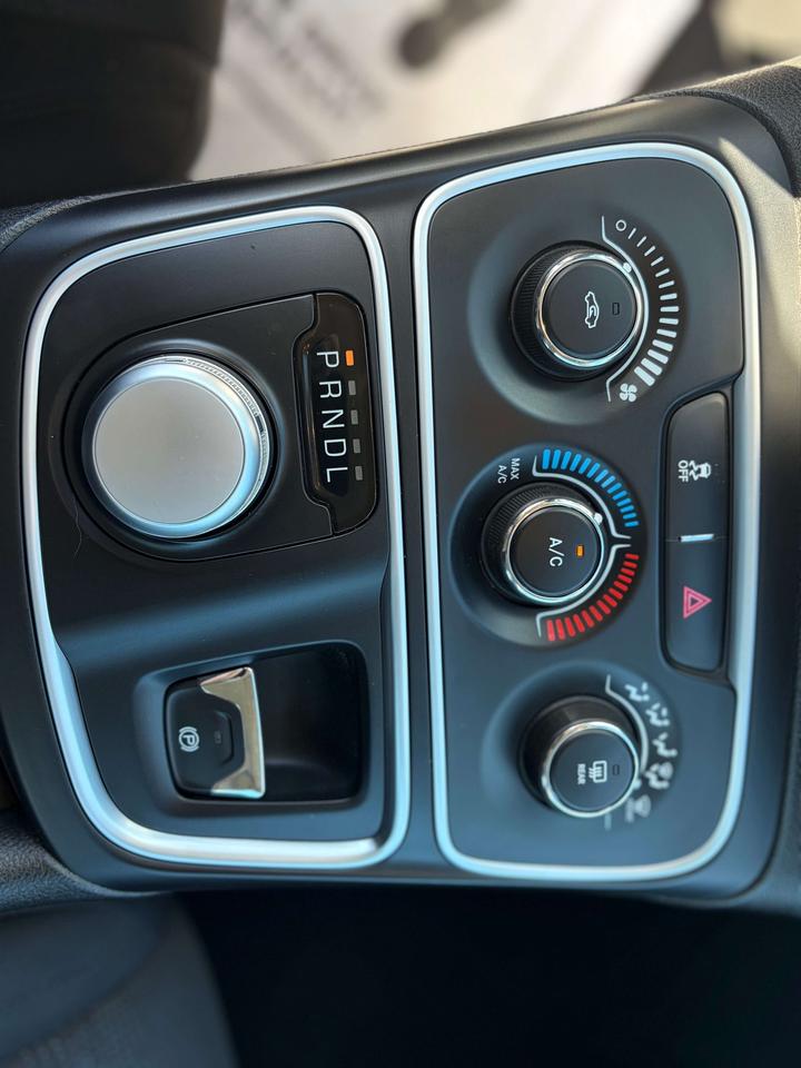2015 Chrysler 200 LX CALL NAPANEE 613-354-2100 Photo