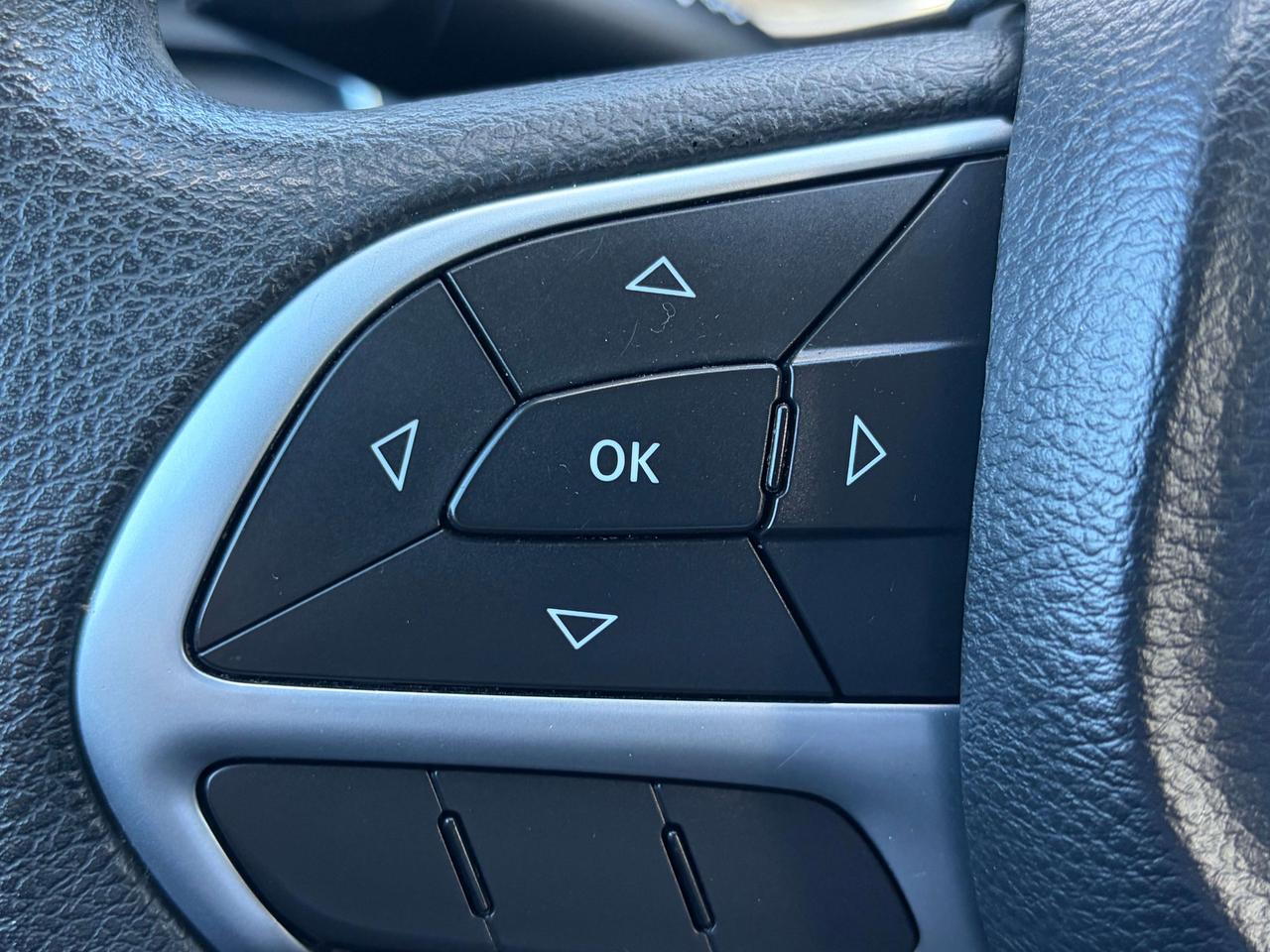 2015 Chrysler 200 LX CALL NAPANEE 613-354-2100 Photo