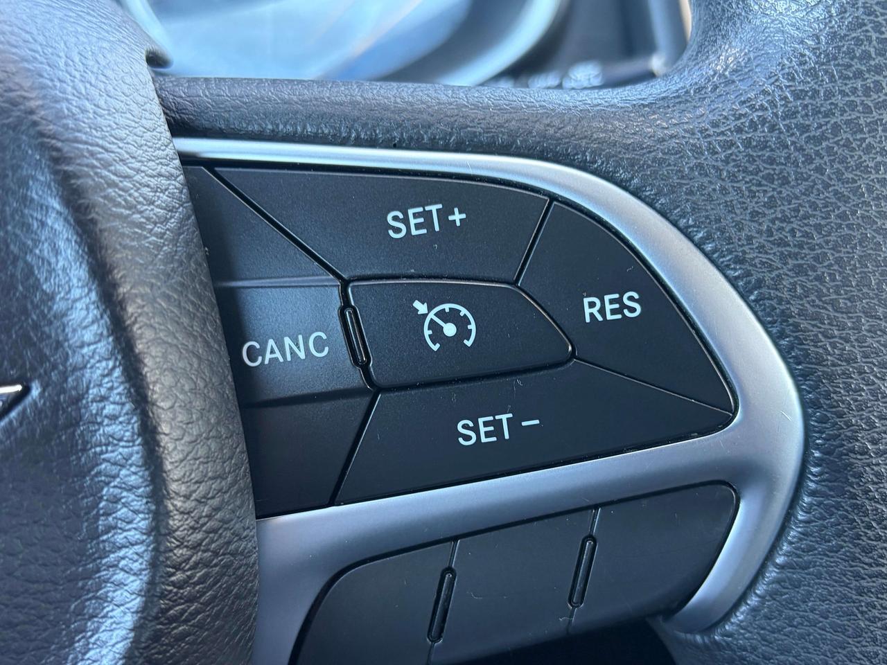 2015 Chrysler 200 LX CALL NAPANEE 613-354-2100 Photo