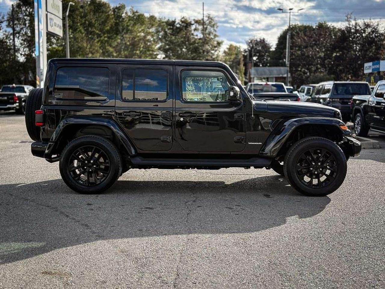 2023 Jeep Wrangler Sahara   HEATED LEATHER   NAVIGATION   ALPINE AUDIO   TRAILER TOW Photo3