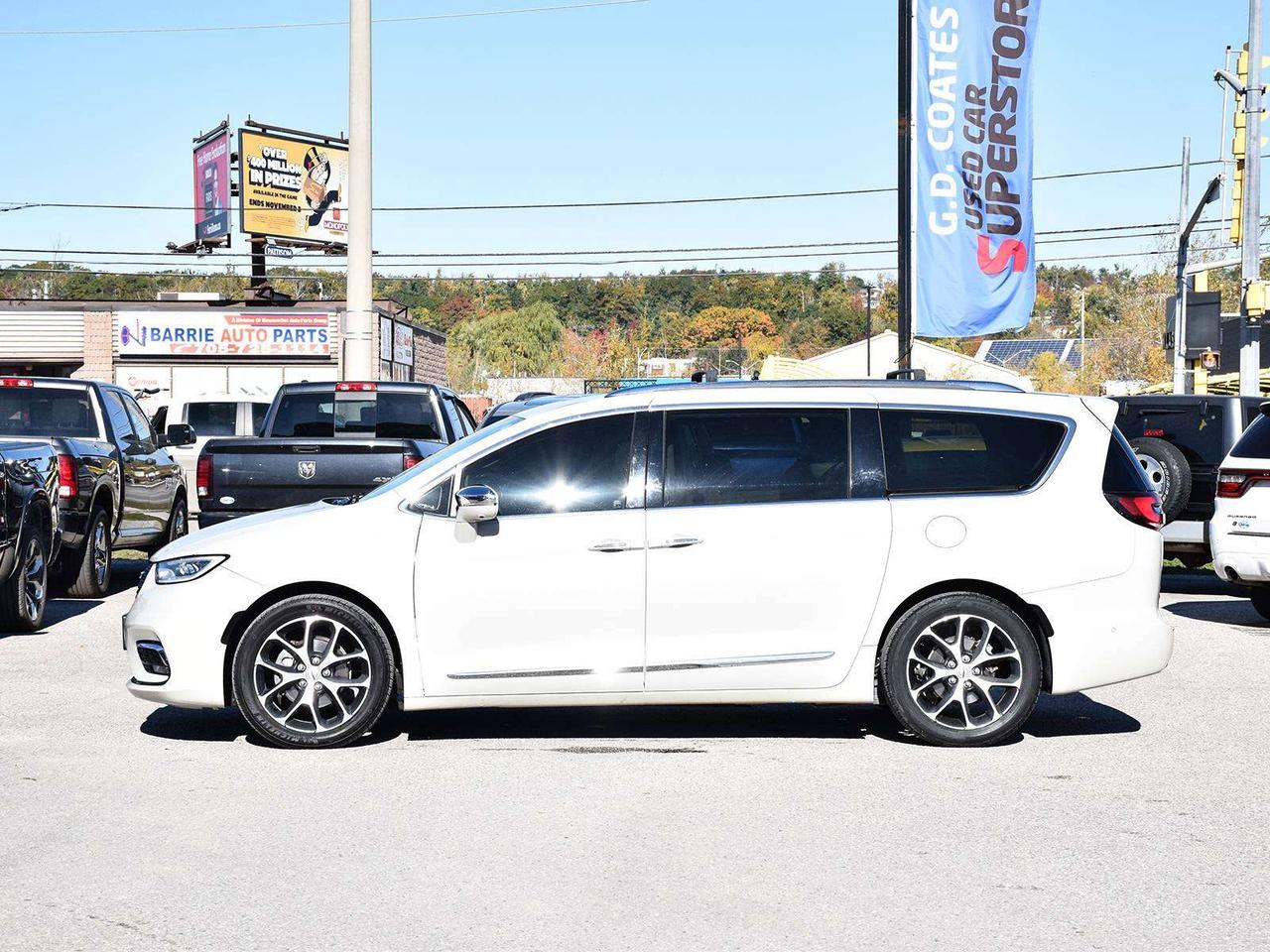 2021 Chrysler Pacifica Limited ~Nav ~Cam ~Leather ~Moonroof ~Blind Spot Photo2