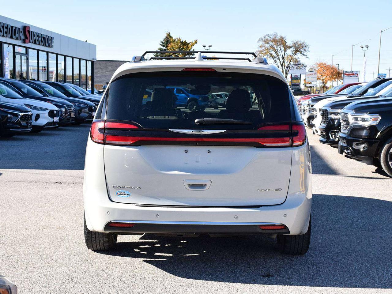 2021 Chrysler Pacifica Limited ~Nav ~Cam ~Leather ~Moonroof ~Blind Spot Photo4