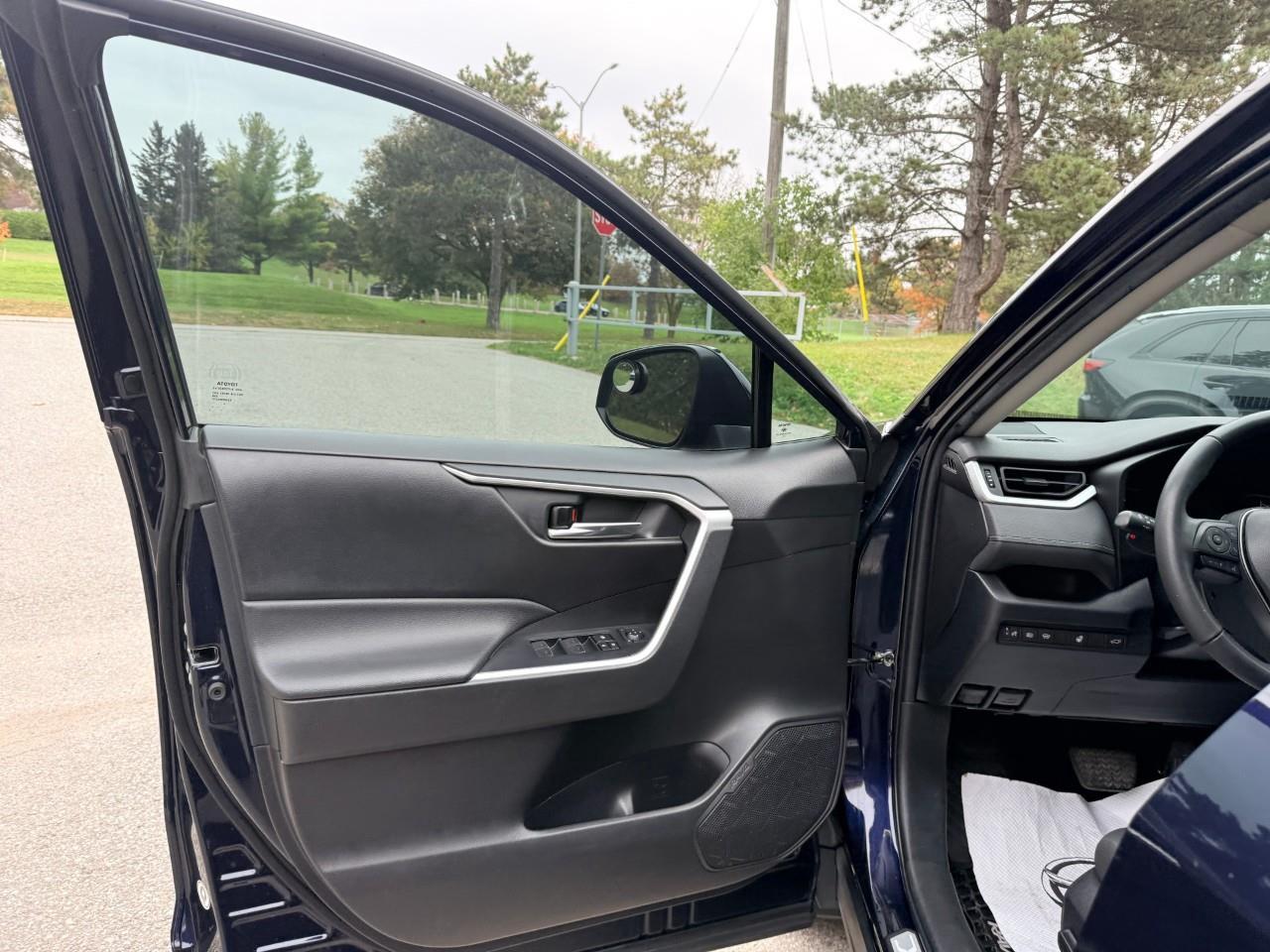 2023 Toyota RAV4 XLE 4dr All-wheel Drive Photo