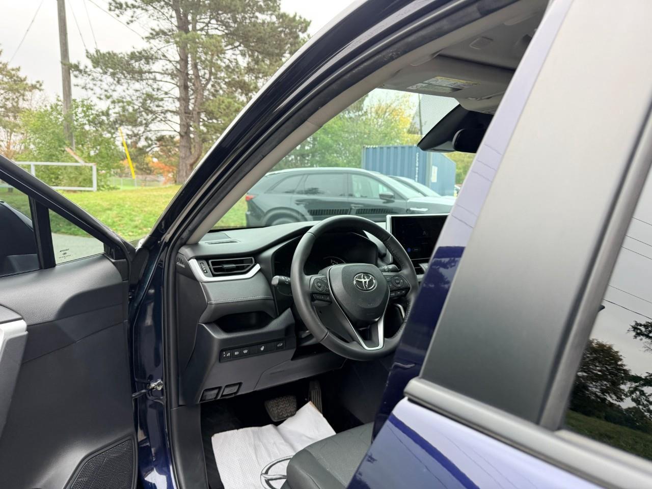 2023 Toyota RAV4 XLE 4dr All-wheel Drive Photo