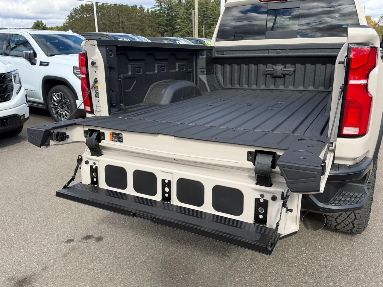 2026 Chevrolet SILVERADO 2500HD 4WD Crew Cab Standard Box ZR2 Photo