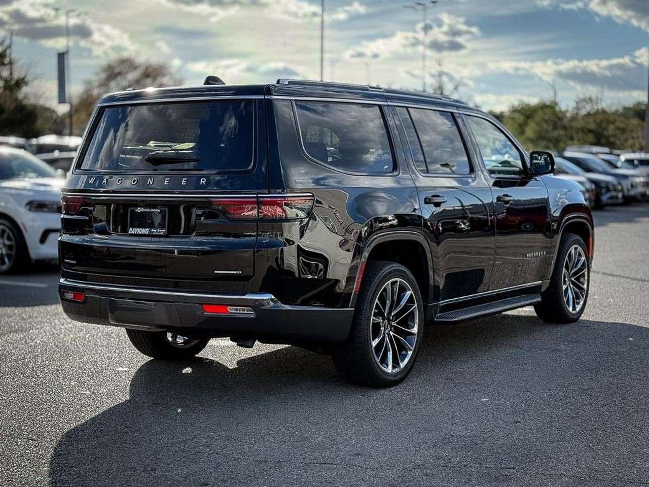 2022 Jeep Wagoneer Series II   3-PANEL SUNROOF   HEATED/VENTED LTHR Photo4