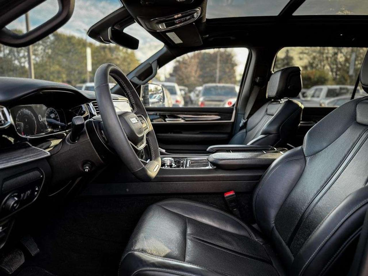 2022 Jeep Wagoneer Series II   3-PANEL SUNROOF   HEATED/VENTED LTHR Photo