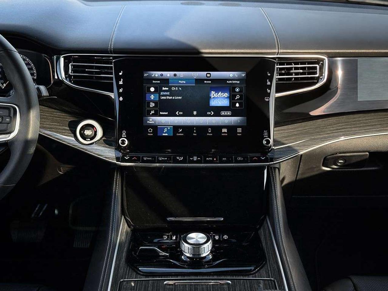 2022 Jeep Wagoneer Series II   3-PANEL SUNROOF   HEATED/VENTED LTHR Photo