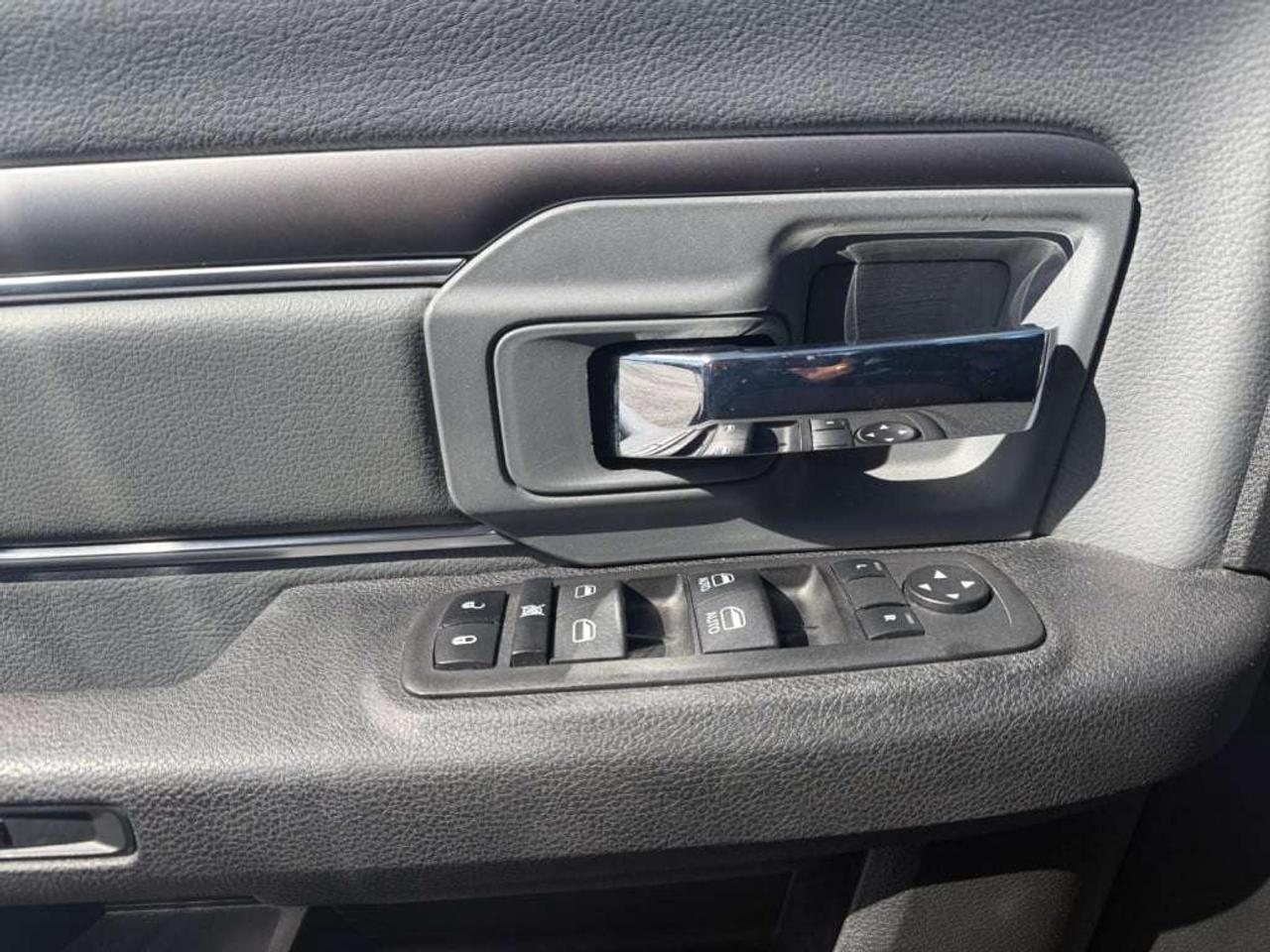 2023 RAM 1500 SLT 4WD   5.7L HEMI V8! Photo